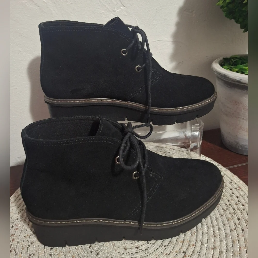 Clarks Black Suede Chukka Boots Size 8.5.